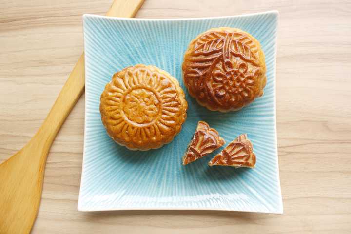 The Moon Festival is famous for its delicious mooncakes made out of lotus paste and egg yolk. Image by meongan278 from Pixabay.